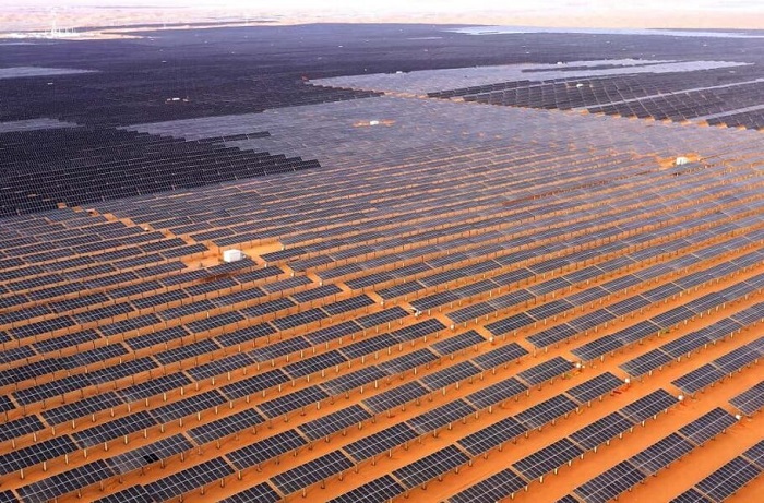 اولین نیروگاه خورشیدی-بادی صحرایی چین شروع به‌کار کرد