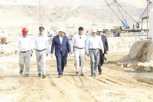 بازدید موثقی نیا از آبگیر و زمین ایستگاه پمپاژ گیشاب خط انتقال آب دریای عمان